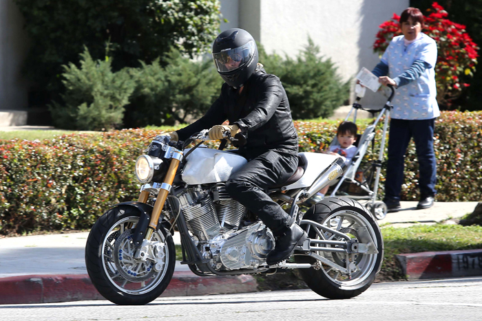 Brad Pitt circula com moto customizada por Los Feliz