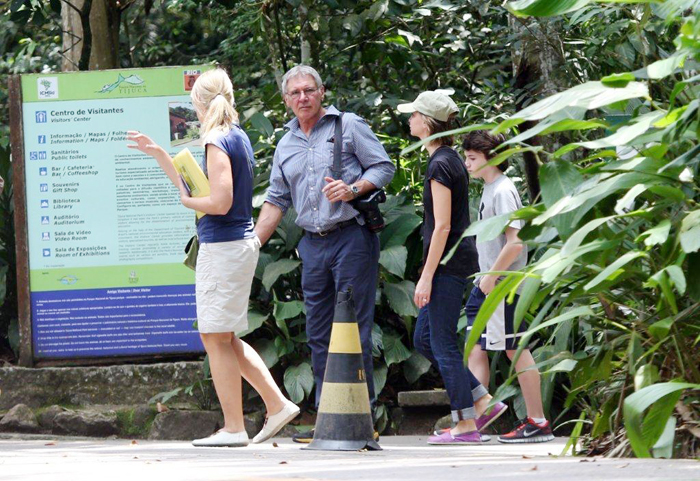 Harrison Ford e a família fazem passeio turístico no Rio de Janeiro