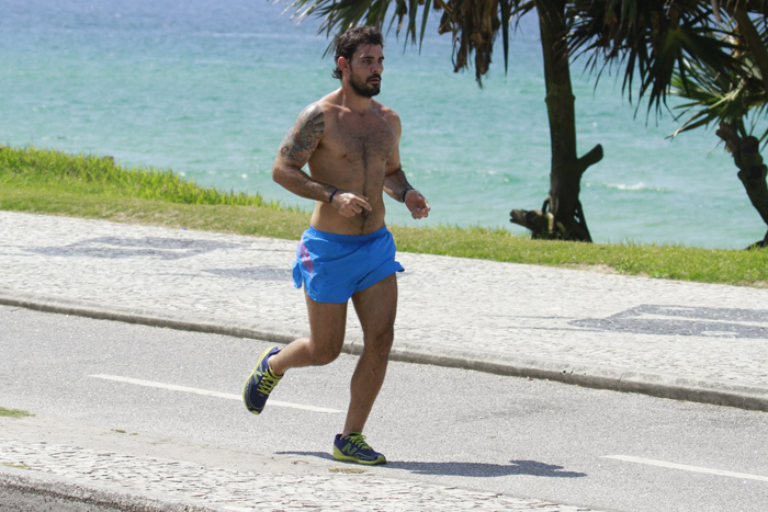 Juliano Cazarré corre debaixo do sol forte do Rio de Janeiro