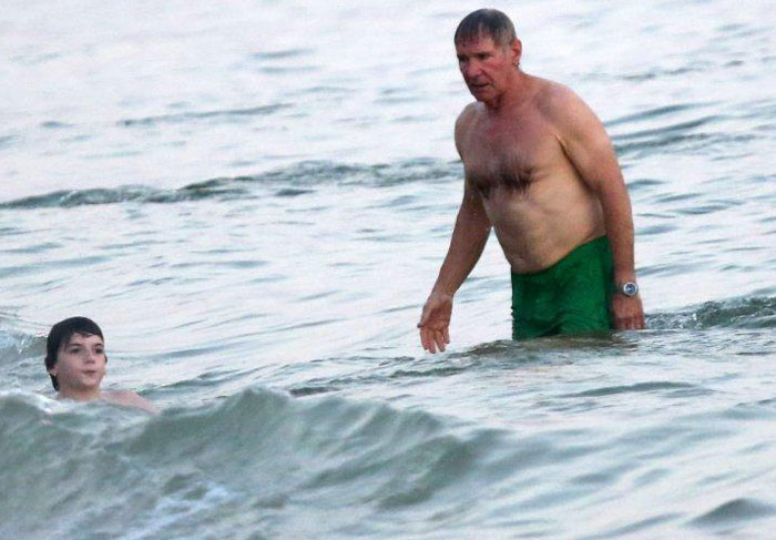 Harrison Ford se refresca no mar de Ipanema com o enteado