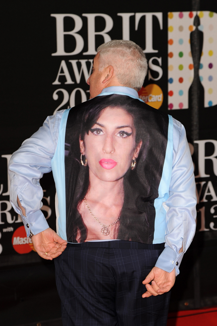 Pai vai ao Brit Awards usando colete com estampa do rosto de Amy Winehouse
