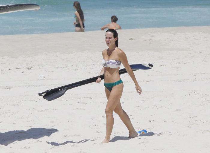 Fernanda Pontes pratica stand up paddle em praia carioca