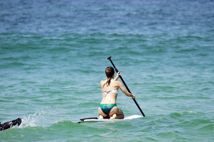 Fernanda Pontes pratica stand up paddle em praia carioca