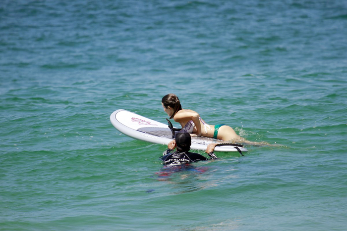 Fernanda Pontes pratica stand up paddle em praia carioca