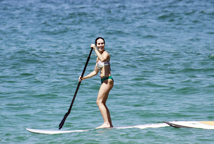 Fernanda Pontes pratica stand up paddle em praia carioca