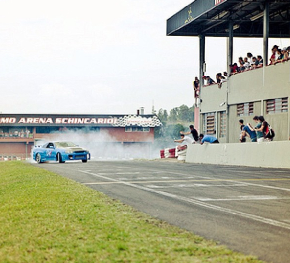  Piloto de Drift, Fiuk troca pneu de um carro