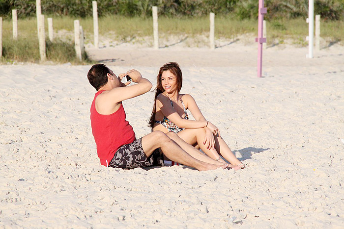 Maria Melilo curte dia na praia ao lado do amigo Daniel