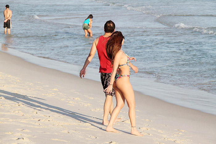 Maria Melilo curte dia na praia ao lado do amigo Daniel