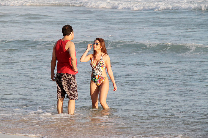 Maria Melilo curte dia na praia ao lado do amigo Daniel