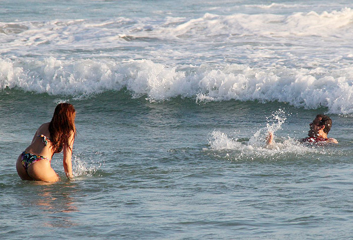 Maria Melilo curte dia na praia ao lado do amigo Daniel