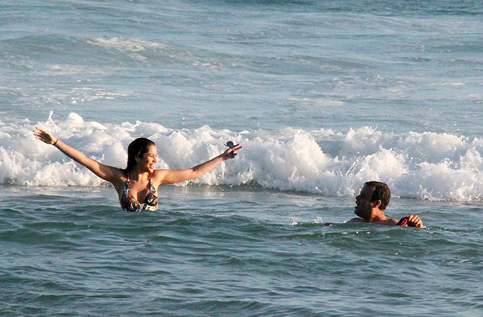 Maria Melilo curte dia na praia ao lado do amigo Daniel