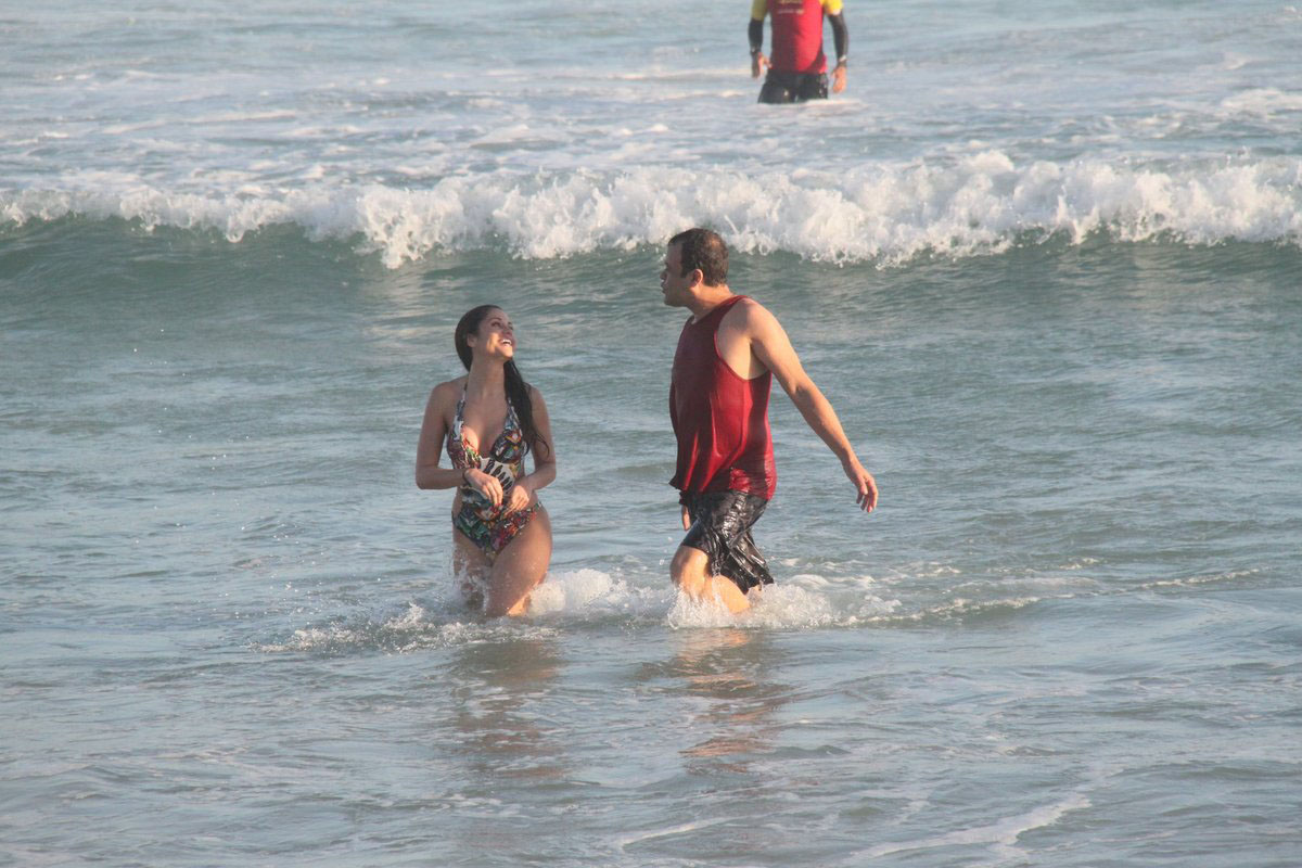 Maria Melilo curte dia na praia ao lado do amigo Daniel