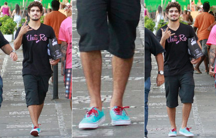Caio Castro usa tênis ‘flúor’ em passeio com amigos