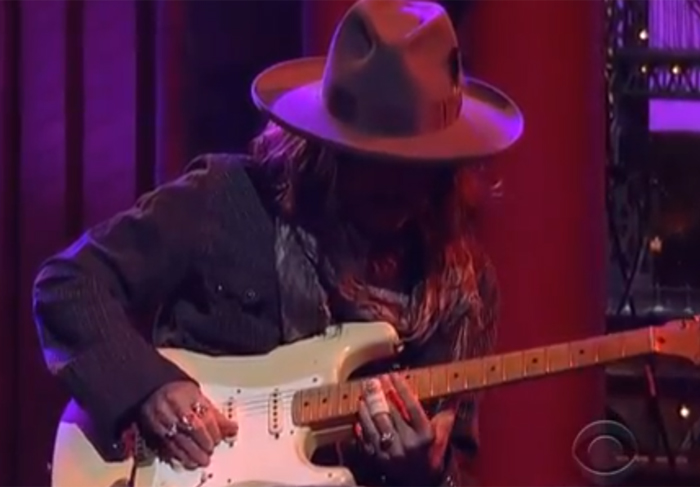 Johnny Depp toca guitarra no talk show de David Letterman. Vídeo!
