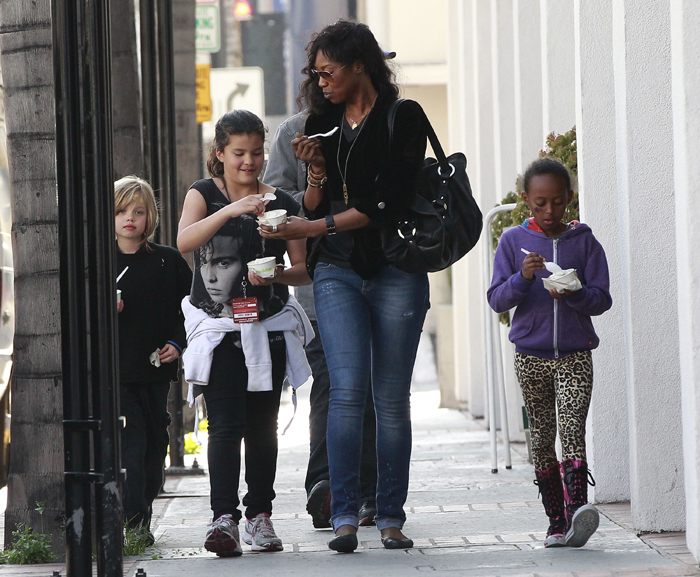 Shiloh e Zahara circulam por Los Angeles sem os pais Jolie e Angelina