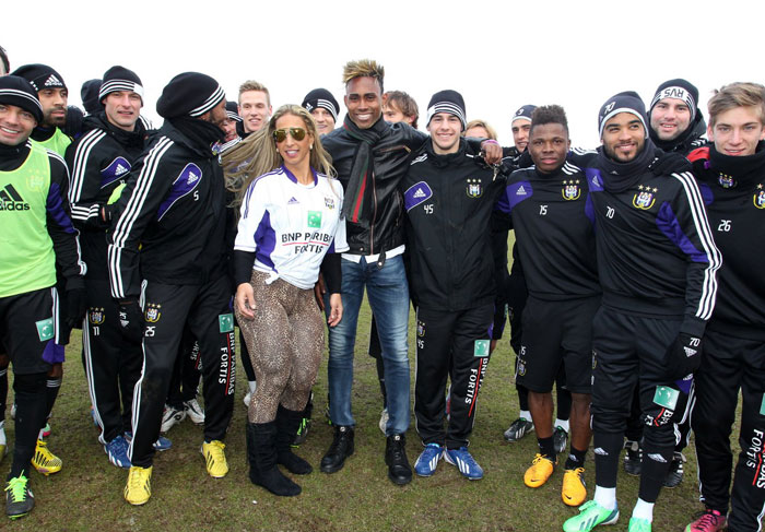 Valesca Popozuda visita time de futebol na Bélgica