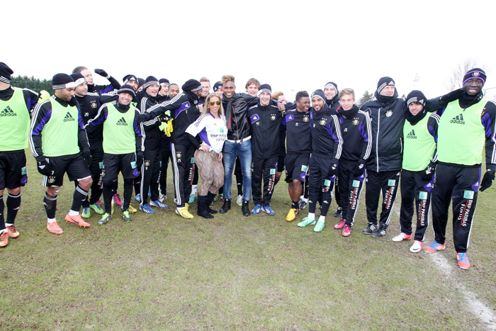 Valesca Popozuda visita time de futebol na Bélgica