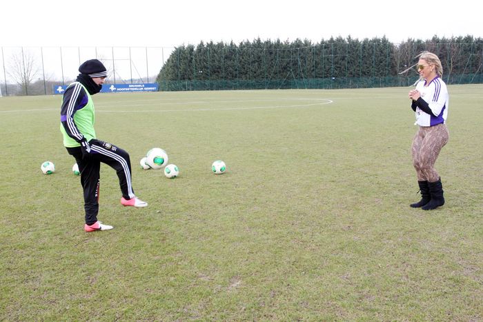 Valesca Popozuda visita time de futebol na Bélgica