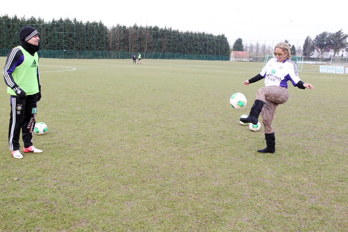 Valesca Popozuda visita time de futebol na Bélgica