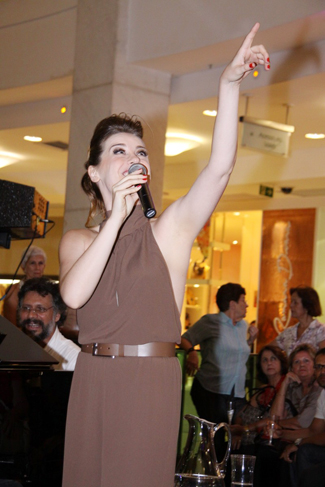 Alessandra Maestrini faz pocket show em shopping no Rio de Janeiro
