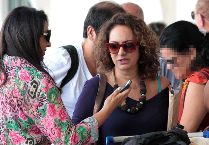 Laura Cardoso e Suzana Pires batem papo durante desembarque em São Paulo