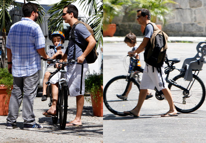 Um dia após ter a casa assaltada, Wagner Moura passeia de bicicleta com o filho