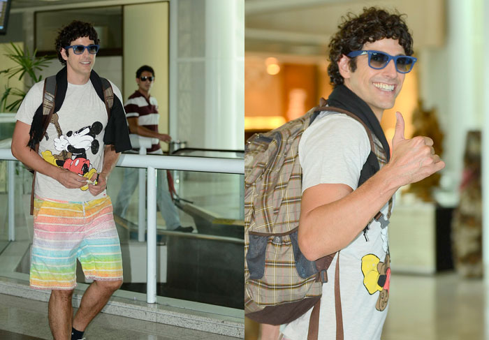 Com look descolado, Reynaldo Gianecchini circula por aeroporto no Rio