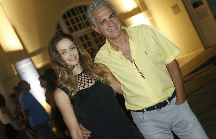 Carol Castro, Helena Ranaldi e outros famosos prestigiam Thiago Lacerda