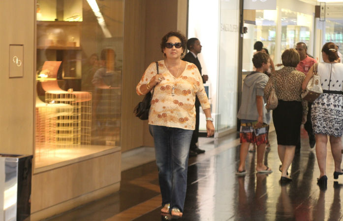 Claudia Jimenez dá giro em shopping carioca