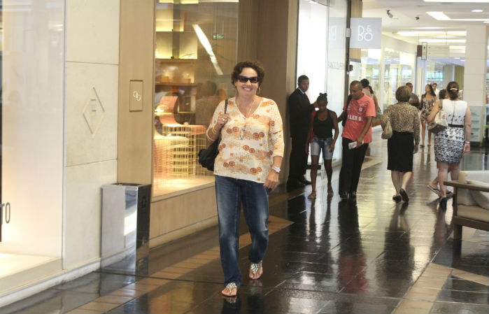 Claudia Jimenez dá giro em shopping carioca