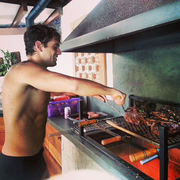 Rafael Cardoso posta foto fazendo churrasco sem camisa 