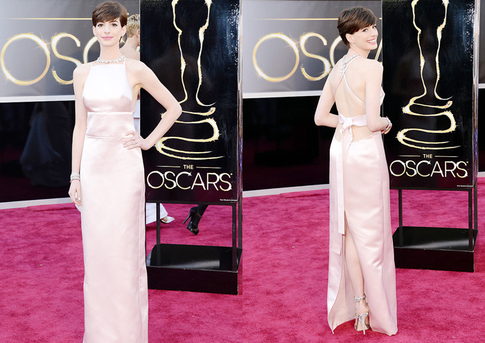 OSCAR 2013 - Anne Hathaway chega de costas de fora à festa do Oscar