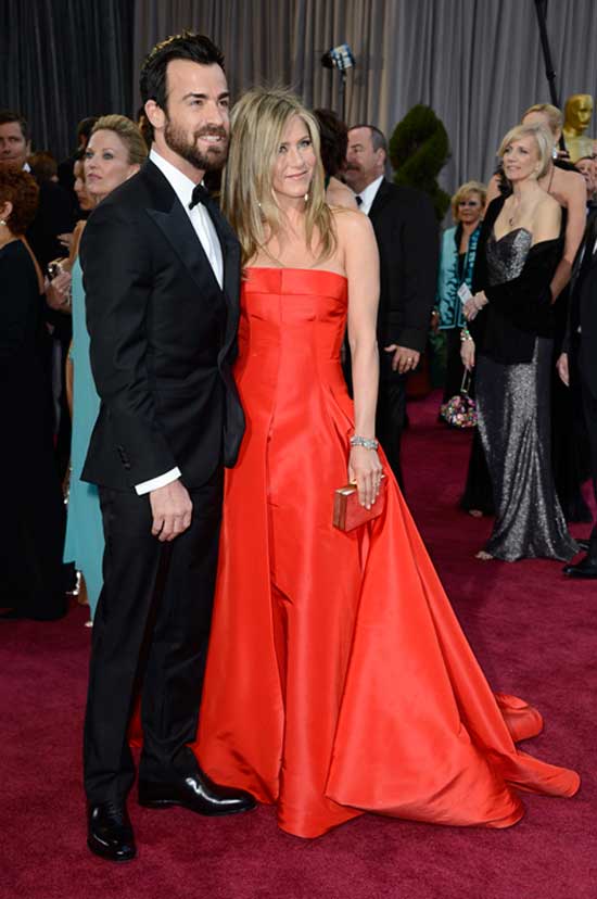 OSCAR 2013 - De vermelho, Jennifer Aniston vai ao Oscar com o noivo, Justin Theroux