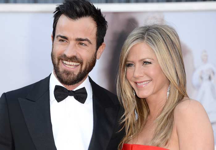 OSCAR 2013 - De vermelho, Jennifer Aniston vai ao Oscar com o noivo, Justin Theroux O Fuxico