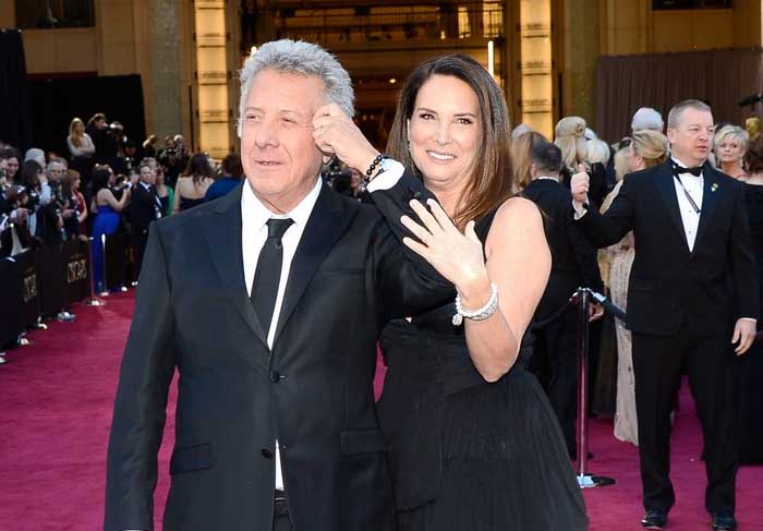 OSCAR 2013: Ao lado de sua mulher Lisa, Dustin Hoffman chega sorridente para a festa