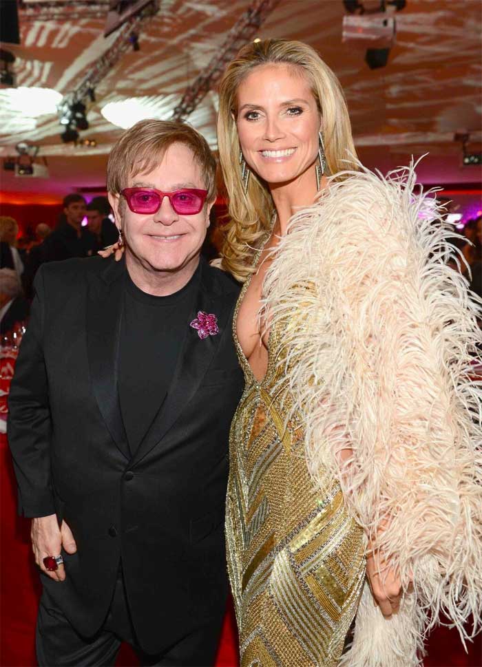 Oscar 2013: Heidi Klum arrasa no decote para ir à festa de Elton John Reprodução Twitter