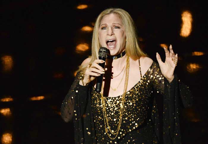 OSCAR 2013 - Barbra Streisand canta e presta um tributo aos artistas que mortos  O Fuxico