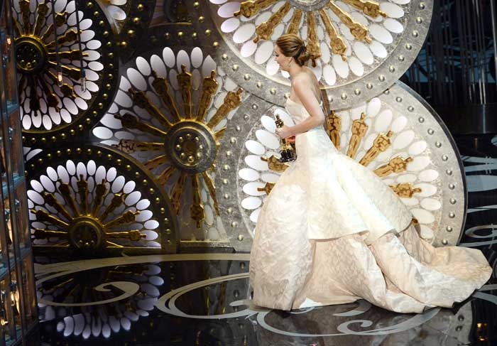 OSCAR 2013 - Jennifer Lawrence leva tombo ao receber Oscar de Melhor Atriz, em Los Angeles