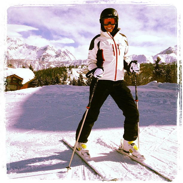 Adriane Galisteu pratica esqui na neve, cheia de charme 