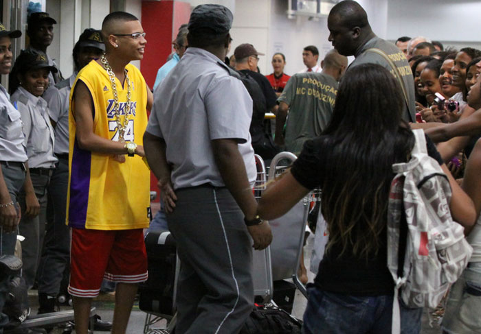 MC Duduzinho causa alvoroço em aeroporto do Rio