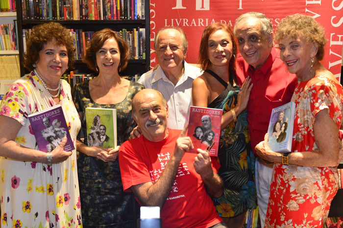 Tânia Alves e Ary Fontoura prestigiam lançamento de livro