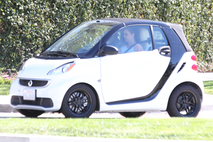 Britney Spears circula com carro Smart pro Los Angeles
