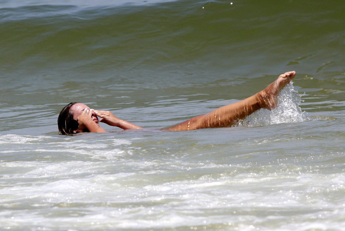 Biquíni quase deixa Cristina Mortágua na mão durante mergulho