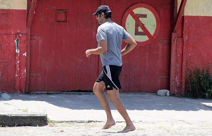 Domingos Montagner passeia na orla descalço, no Rio