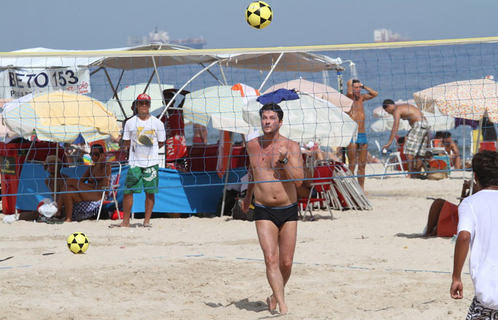 Marcelo Serrado joga futevôlei em praia do Rio