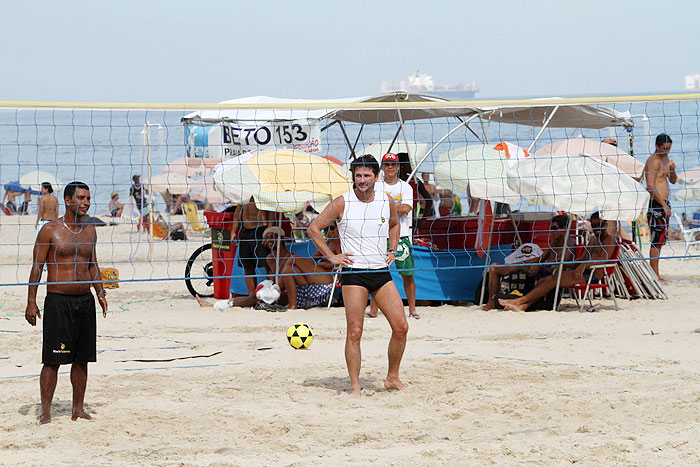Marcelo Serrado joga futevôlei na praia - Veja as Fotos