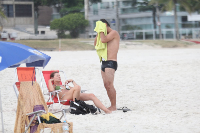 Nelson Freitas curte praia ao lado da mulher no Rio