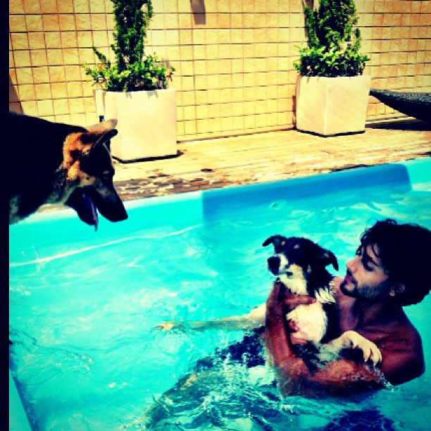 Jesus Luz curte dia na piscina com seu cachorro