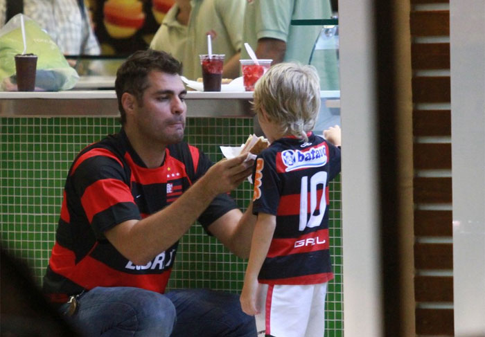 Com camiseta do Flamengo, Thiago Lacerda lancha com o filho