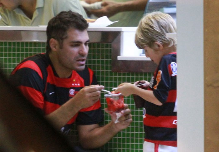 Com camiseta do Flamengo, Thiago Lacerda lancha com o filho